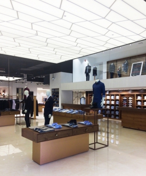  服裝店空間設(shè)計實(shí)景圖