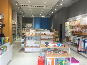 孕嬰店室內(nèi)玻璃柜子裝修效果圖片