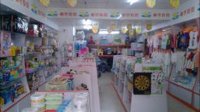 最新孕嬰店室內(nèi)掛衣架裝修效果圖片欣賞