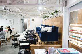 美甲店室內(nèi)接待臺(tái)設(shè)計(jì)裝修效果圖片