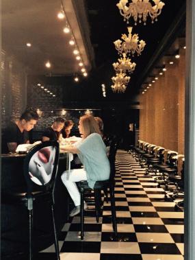 時(shí)尚美甲店室內(nèi)玻璃門裝修效果圖片