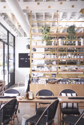 美甲店室內(nèi)粉色墻面裝修效果圖片
