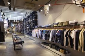 男服裝店櫥窗陳列背景墻效果圖片