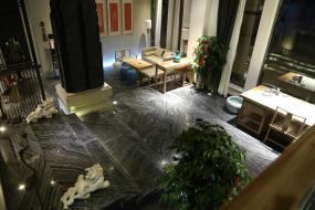 火鍋店門面室內(nèi)淺色木地板裝修效果圖片