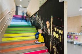 現(xiàn)代風格幼兒園走廊效果圖
