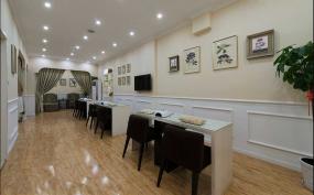 現(xiàn)代小型美甲店接待臺(tái)裝修效果圖