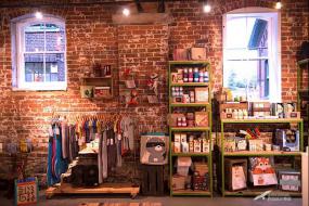 現(xiàn)代童裝店室內(nèi)展示設(shè)計(jì)裝修效果圖