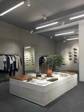 室內(nèi)現(xiàn)代風(fēng)格服裝店裝修效果圖