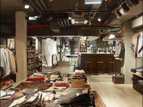 服裝店裝修風(fēng)格貨架擺放設(shè)計(jì)效果圖