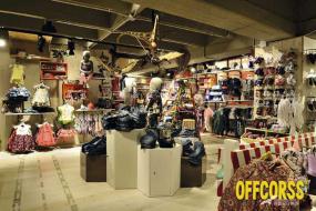 最新童裝店門面室內(nèi)原木地板裝修效果圖片