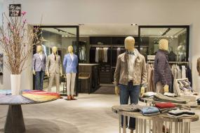 現(xiàn)代黑白風(fēng)格服裝店裝修貨架