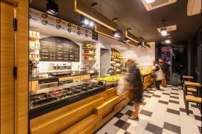 小型蛋糕店門面室內(nèi)貨柜裝修效果圖片