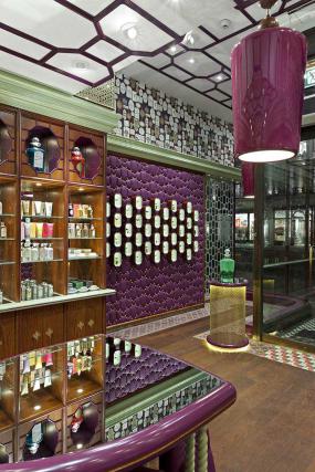 2018最新化妝品店室內(nèi)裝修圖片