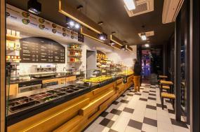 小型蛋糕店門面室內(nèi)玻璃柜子裝修效果圖片欣賞
