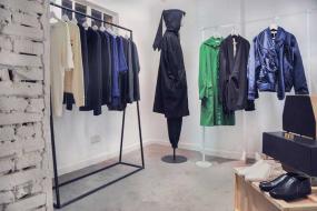 最新女服裝店室內(nèi)掛衣架裝修效果圖片