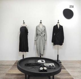 2018最新女服裝店室內(nèi)純色壁紙裝修效果圖片