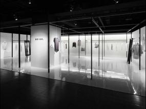 現(xiàn)代風(fēng)格女服裝店室內(nèi)設(shè)計效果圖