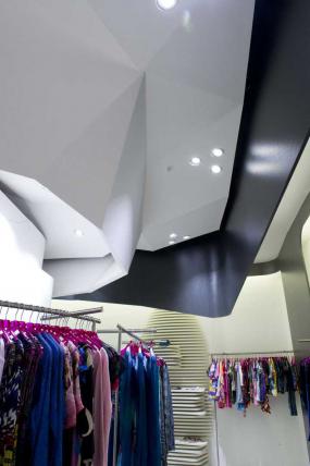 簡歐風(fēng)格精品女服裝店門面裝修實(shí)景圖
