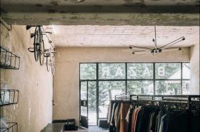 商場(chǎng)男服裝店貨架裝修效果圖