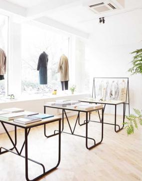 小型女服裝店室內(nèi)掛衣架裝修效果圖片