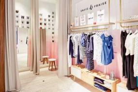 小型女服裝店室內(nèi)原木地板裝修效果圖片2018