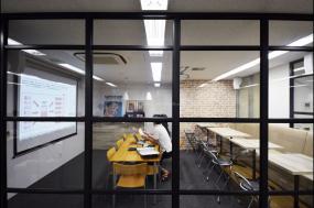 現(xiàn)代簡約建筑風格辦公室吊頂圖片