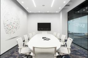 最新科技公司辦公室玻璃隔斷裝飾實景圖
