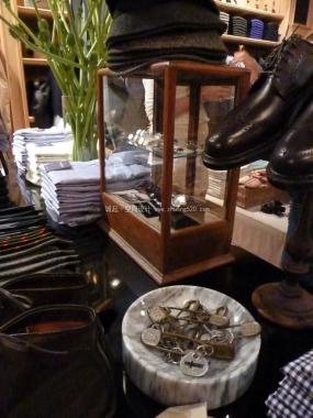 最新男裝店貨架設(shè)計裝飾效果圖