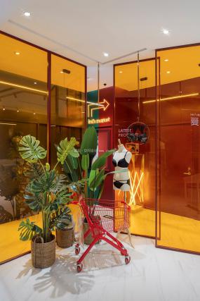 最新內(nèi)衣店裝飾實(shí)景圖